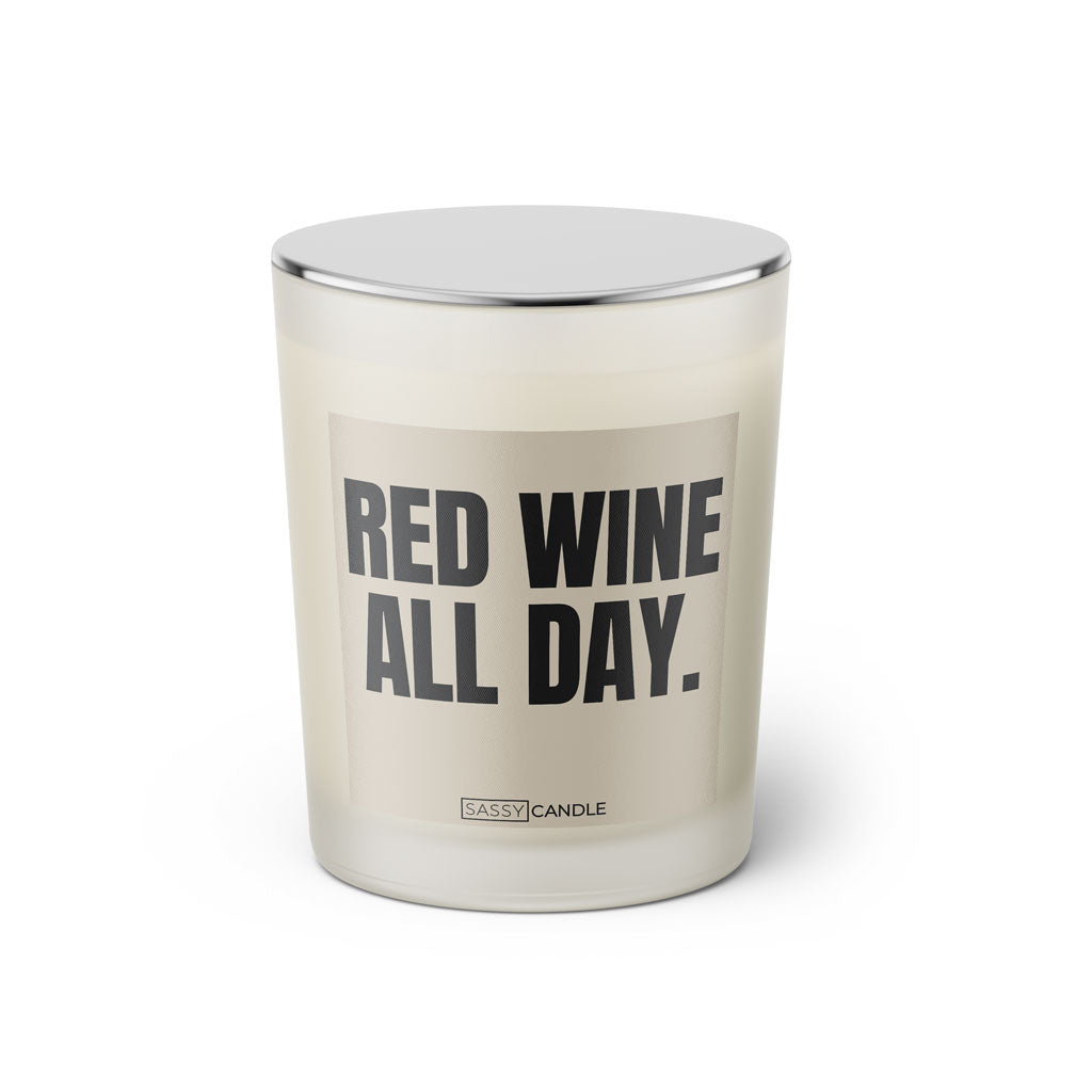Duftkerze mit witzigem Spruch: Red Wine All Day. Farbe beige und schwarze Schrift. Kerzenglas mit silbernem geschlossenem Deckel von SassyCandle.