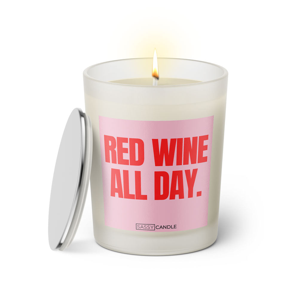Duftkerze mit witzigem Spruch: Red Wine All Day. Farbe rosa und pinke Schrift. Kerzenglas mit silbernem Deckel von SassyCandle.