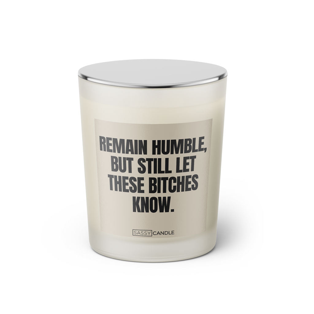 Duftkerze mit witzigen Spruch: Remain humble, but still let these Bitches know. Farbe beige und schwarz von Sassy Candle.