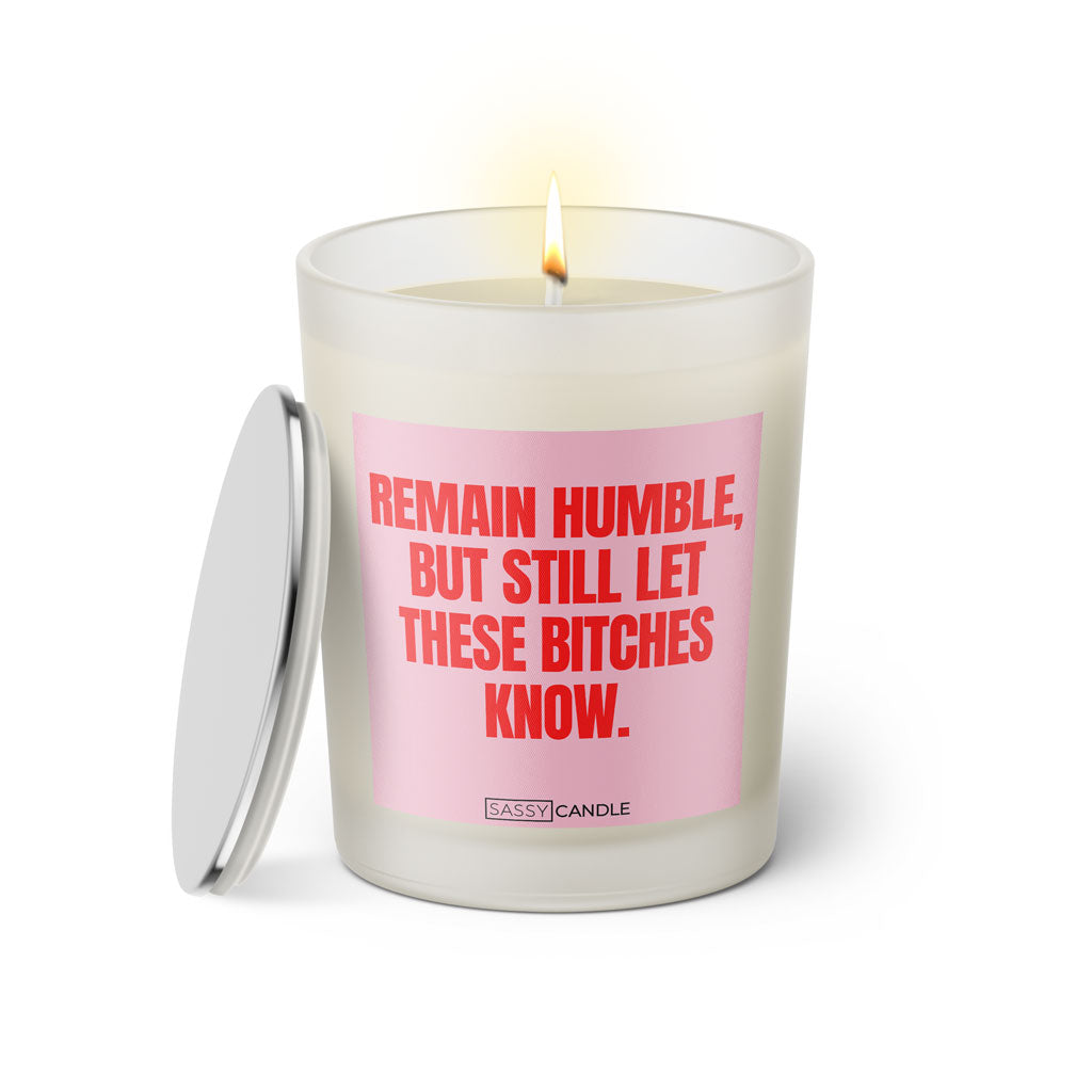 Duftkerze mit witzigen Spruch: Remain humble, but still let these Bitches know. Farbe rosa und pink von Sassy Candle.