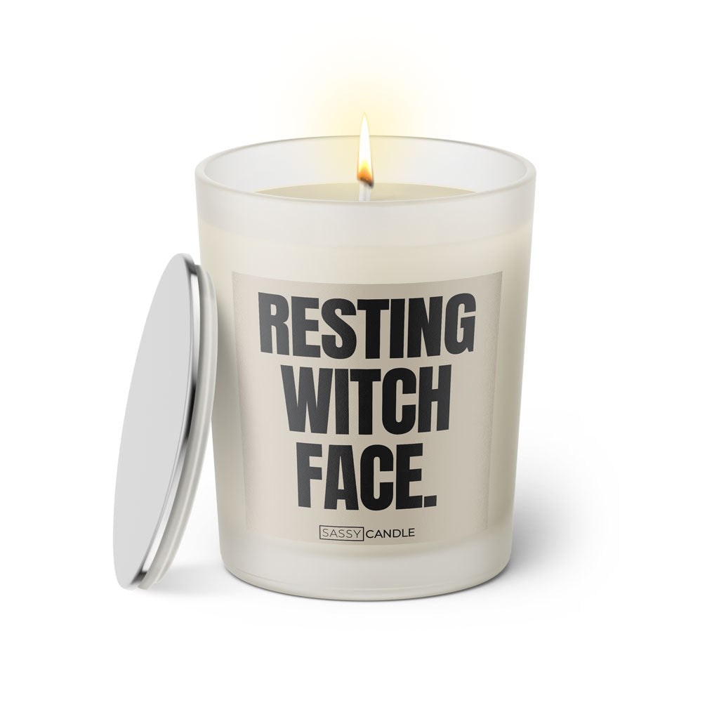 Duftkerze mit witzigen Spruch: Resting Witch Face. Farbe beige und schwarz von Sassy Candle.