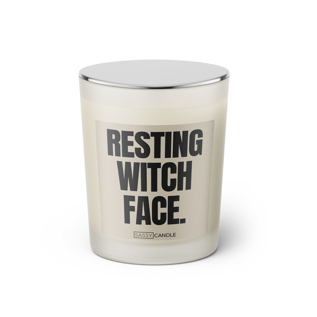 Duftkerze mit witzigen Spruch: Resting Witch Face. Farbe beige und schwarz von Sassy Candle.