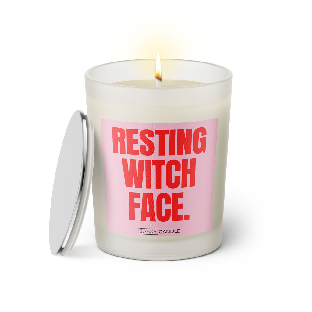 Duftkerze mit witzigen Spruch: Resting Witch Face. Farbe rosa und pink von Sassy Candle.