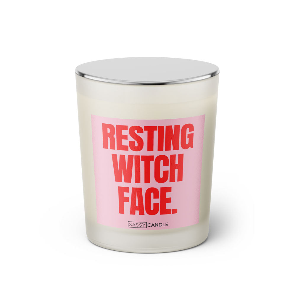 Duftkerze mit witzigen Spruch: Resting Witch Face. Farbe rosa und pink von Sassy Candle.