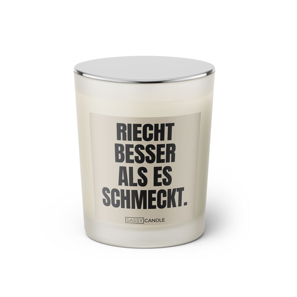 Duftkerze mit Spruch: Riecht besser als es schmeckt. Farbe beige und schwarz von Sassy Candle.