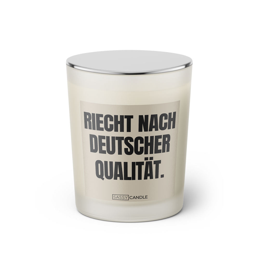 Duftkerze mit Spruch: Riecht nach deutscher Qualität. Farbe beige und schwarz von Sassy Candle.