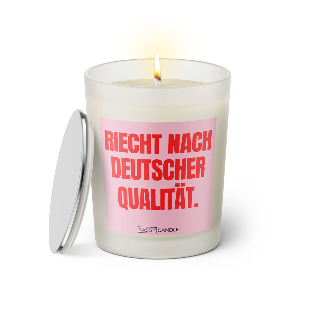 Duftkerze mit Spruch: Riecht nach deutscher Qualität. Farbe rosa und pink von Sassy Candle.