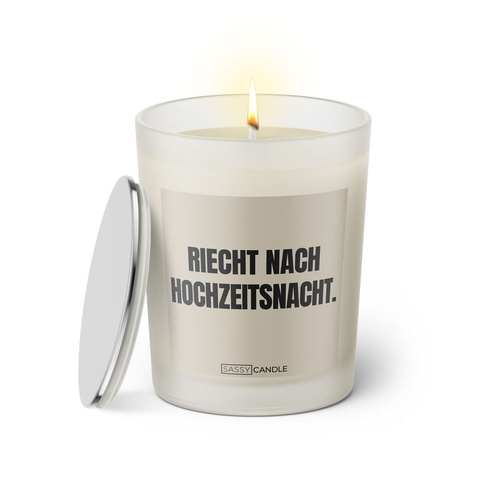 Duftkerze mit witzigem Spruch: Riecht nach Hochzeitsnacht. Farbe beige und schwarze Schrift. Kerzenglas mit silbernem Deckel von Sassy Candle.