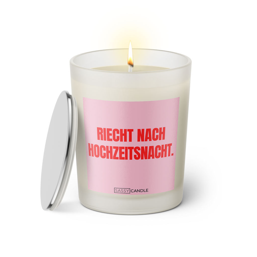 Duftkerze mit witzigem Spruch: Riecht nach Hochzeitsnacht. Farbe rosa und pinke Schrift. Kerzenglas mit silbernem Deckel von Sassy Candle.