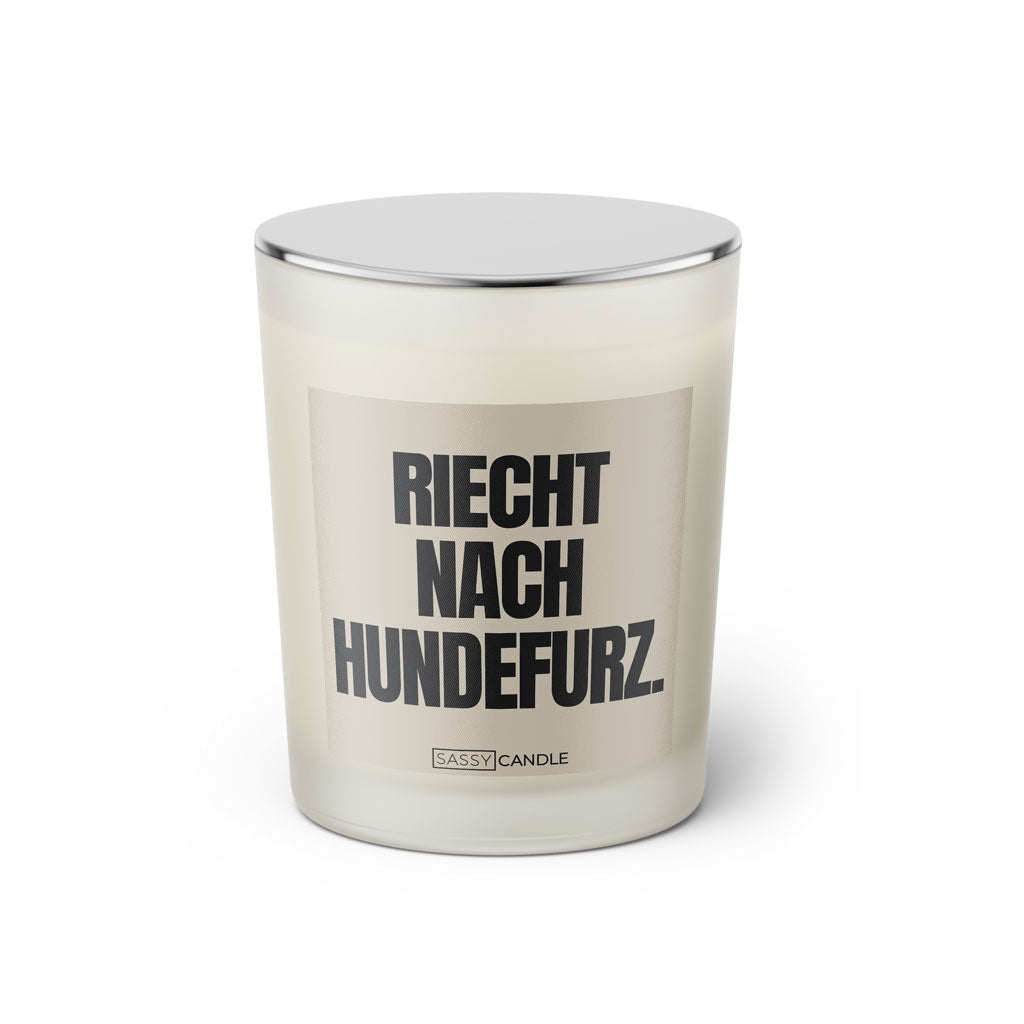 Duftkerze mit witzigen Spruch: Riecht nach Hundefurz. Farbe beige und schwarz von Sassy Candle.
