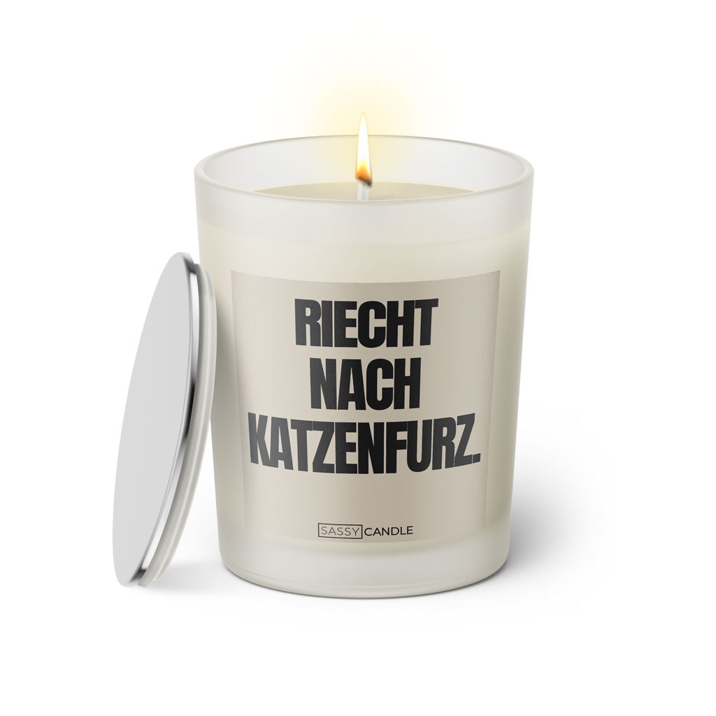 Duftkerze mit witzigen Spruch: Riecht nach Katzenfurz. Farbe beige und schwarz von Sassy Candle.