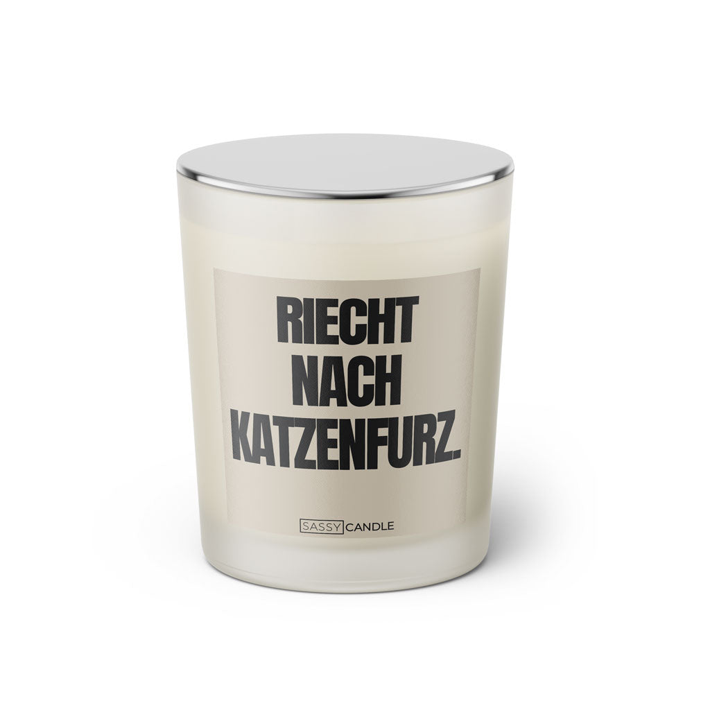 Duftkerze mit witzigen Spruch: Riecht nach Katzenfurz. Farbe beige und schwarz von Sassy Candle.