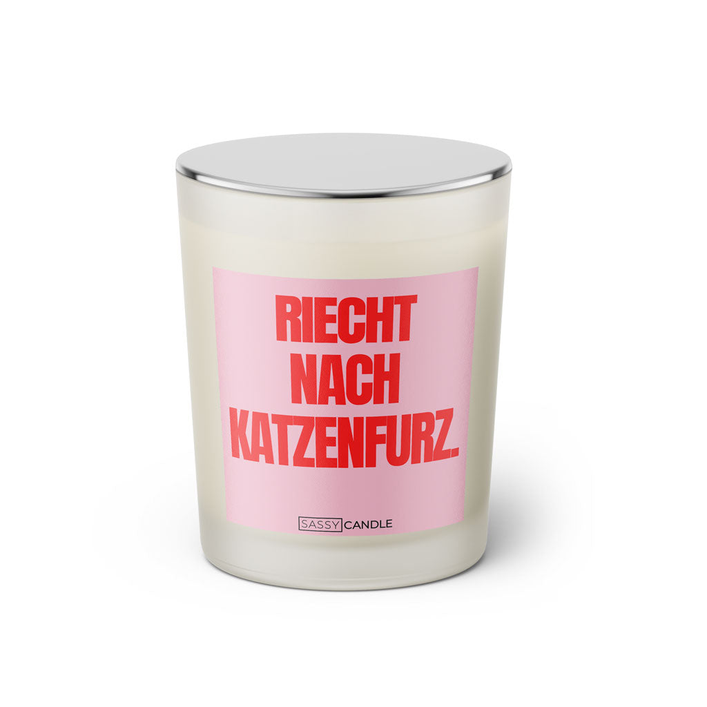 Duftkerze mit witzigen Spruch: Riecht nach Katzenfurz. Farbe rosa und pink von Sassy Candle.