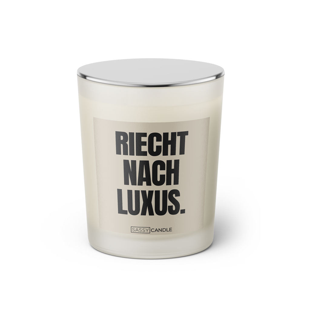 Duftkerze mit Spruch: Riecht nach Luxus. Farbe beige und schwarz von Sassy Candle.