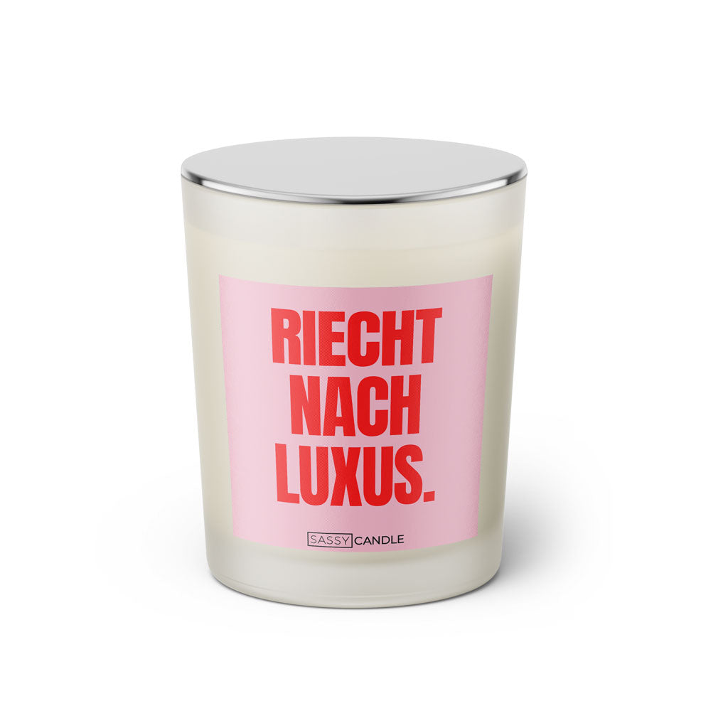 Duftkerze mit Spruch: Riecht nach Luxus. Farbe rosa und pink von Sassy Candle.