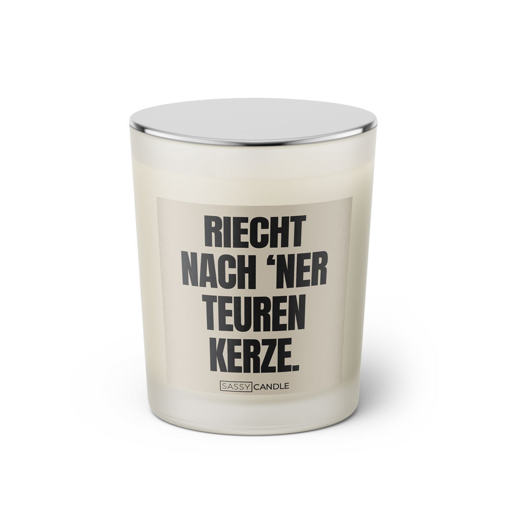 Duftkerze mit Spruch: Riecht nach 'ner teuren Kerze. Farbe beige und schwarz von Sassy Candle.