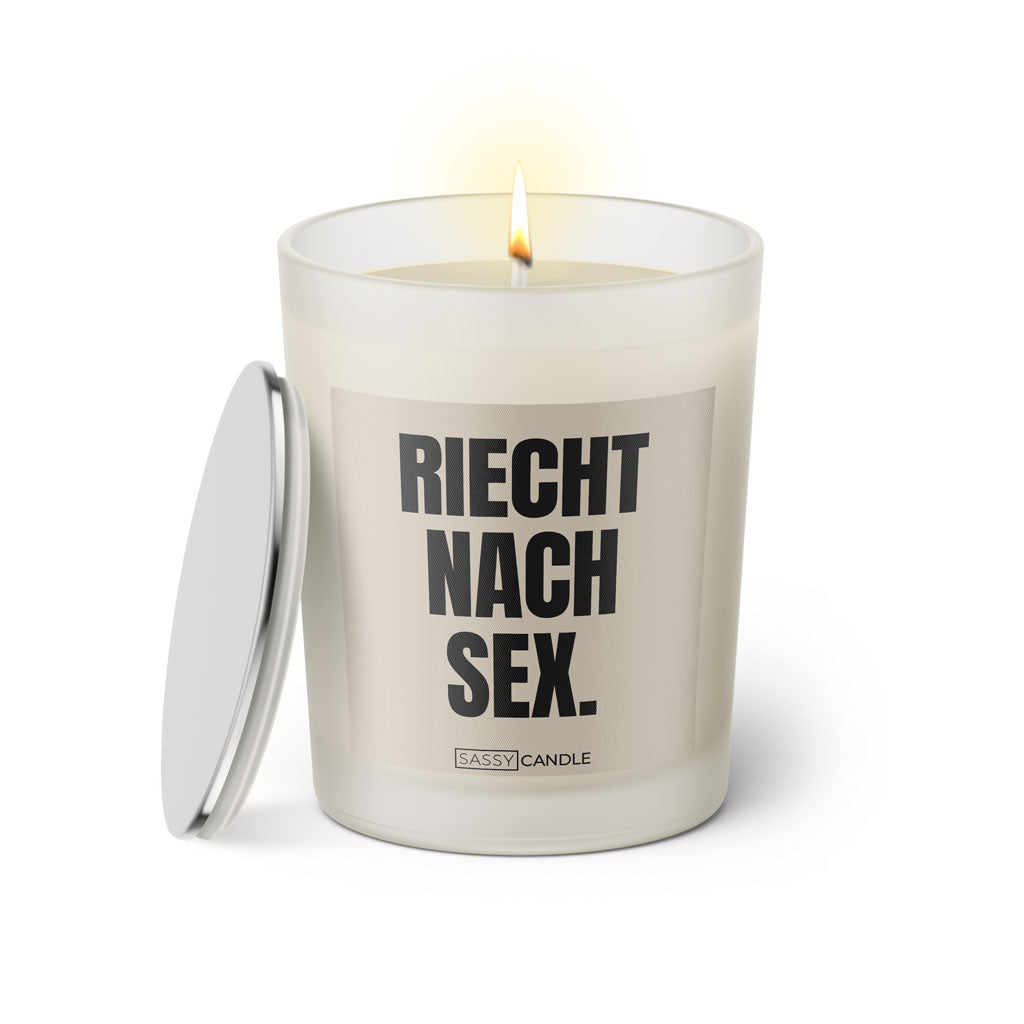 Duftkerze mit Spruch: Riecht nach Sex. Farbe beige und schwarz von Sassy Candle.