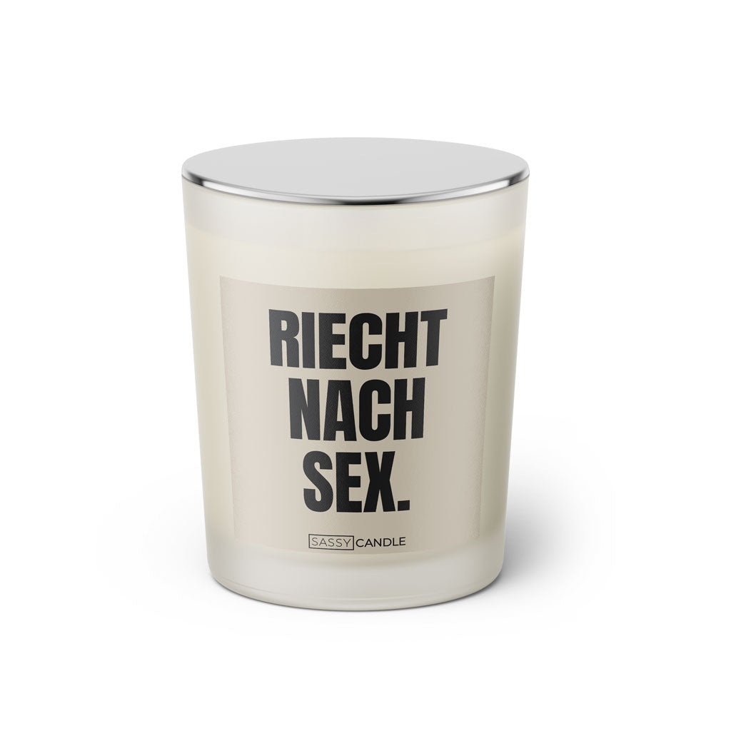Duftkerze mit Spruch: Riecht nach Sex. Farbe beige und schwarz von Sassy Candle.