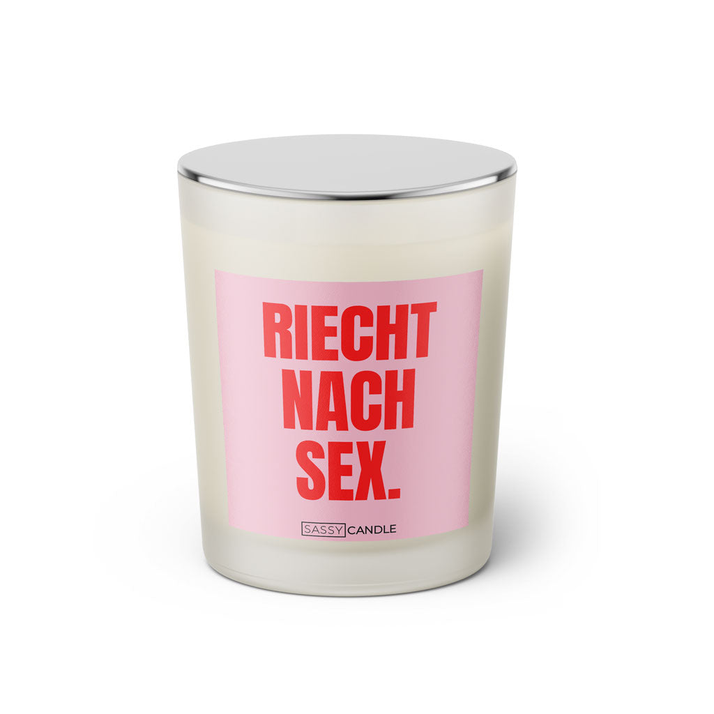 Duftkerze mit Spruch: Riecht nach Sex. Farbe rosa und pink von Sassy Candle.