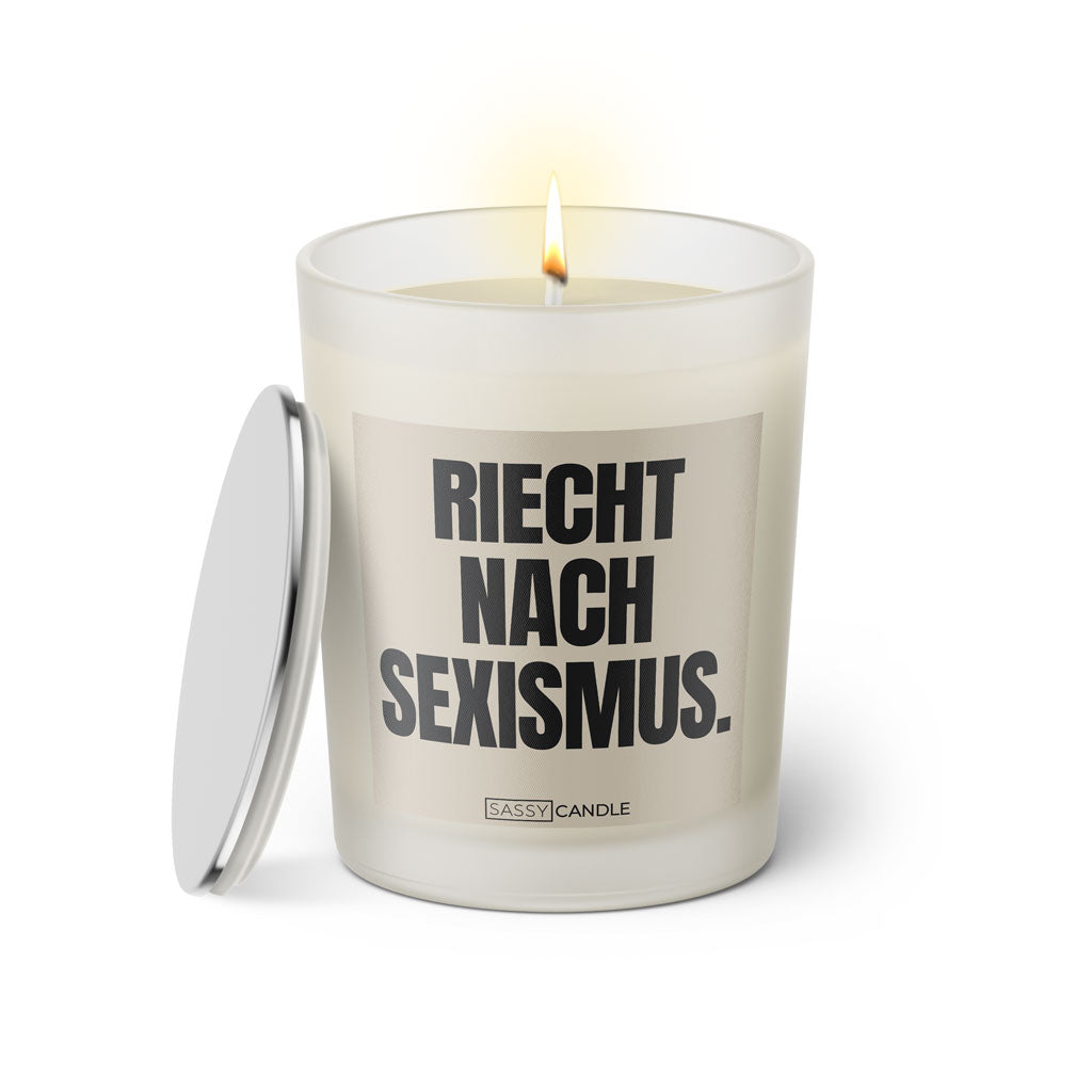 Duftkerze mit witzigen Spruch: Riecht nach Sexismus. Farbe beige und schwarz von Sassy Candle.