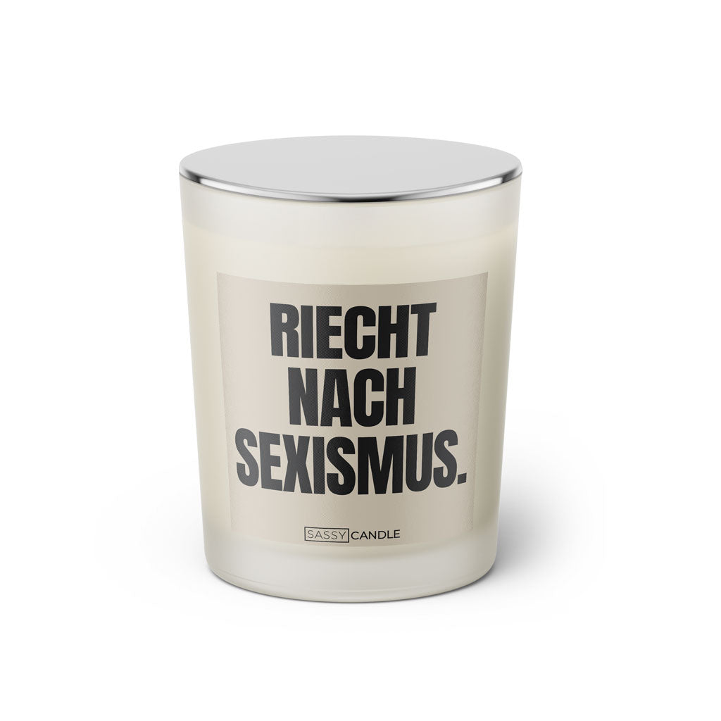 Duftkerze mit witzigen Spruch: Riecht nach Sexismus. Farbe beige und schwarz von Sassy Candle.