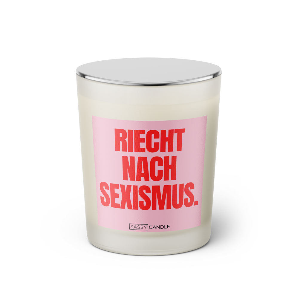 Duftkerze mit witzigen Spruch: Riecht nach Sexismus. Farbe rosa und pink von Sassy Candle.