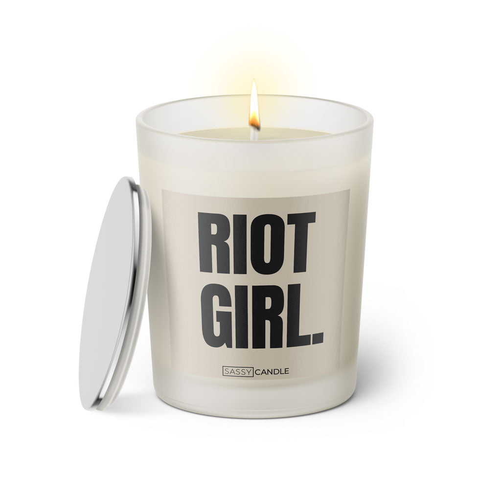 Duftkerze mit Spruch: Riot Girl. Farbe beige und schwarz von Sassy Candle.