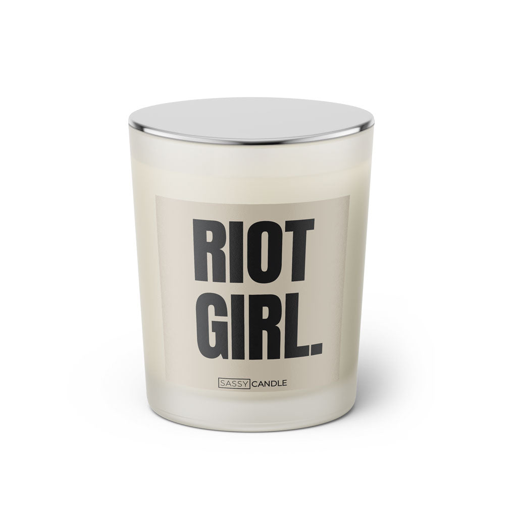 Duftkerze mit Spruch: Riot Girl. Farbe beige und schwarz von Sassy Candle.