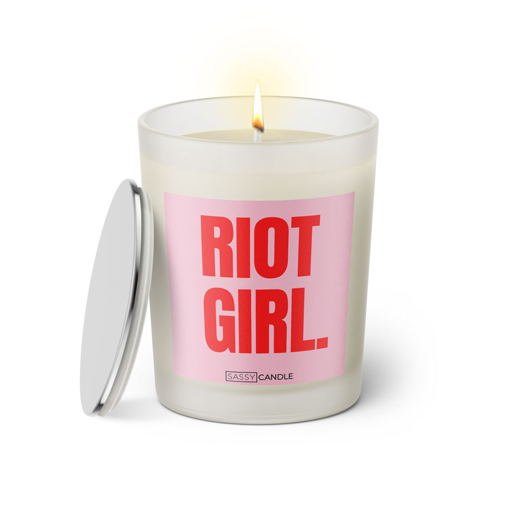 Duftkerze mit Spruch: Riot Girl. Farbe rosa und pink von Sassy Candle.