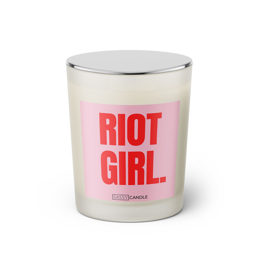 Duftkerze mit Spruch: Riot Girl. Farbe rosa und pink von Sassy Candle.