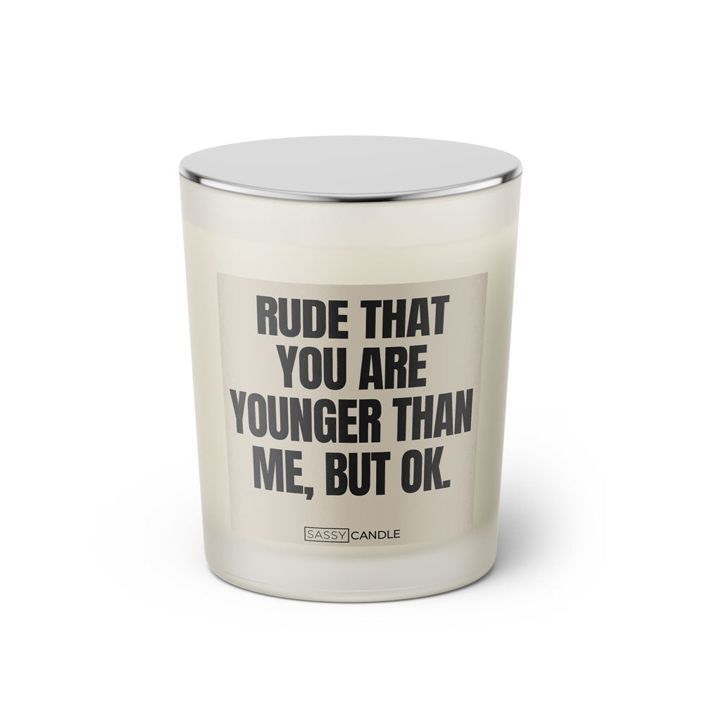 Duftkerze mit Spruch: Rude that you are younger than me, but ok. Farbe beige und schwarz von Sassy Candle.