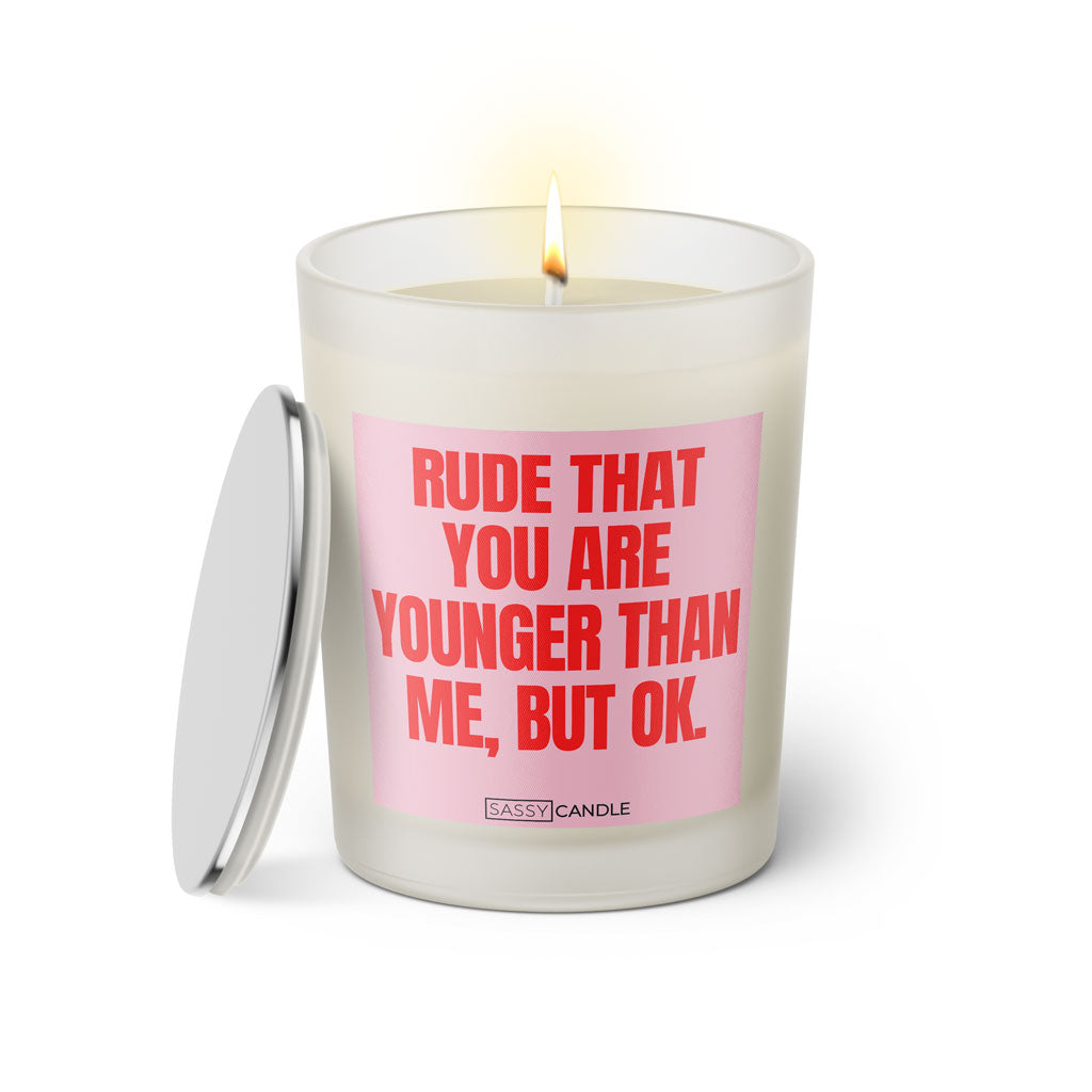 Duftkerze mit Spruch: Rude that you are younger than me, but ok. Farbe rosa und pink von Sassy Candle.