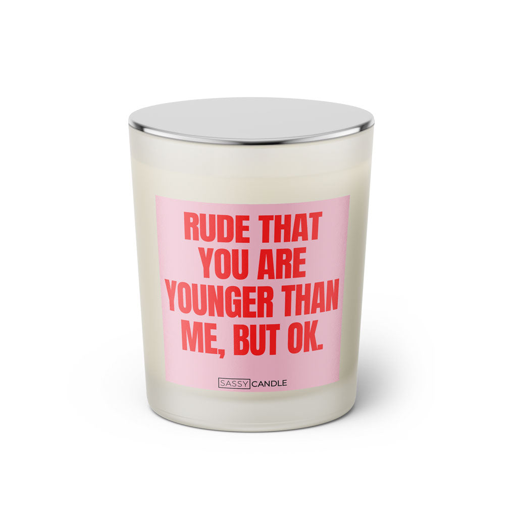 Duftkerze mit Spruch: Rude that you are younger than me, but ok. Farbe rosa und pink von Sassy Candle.