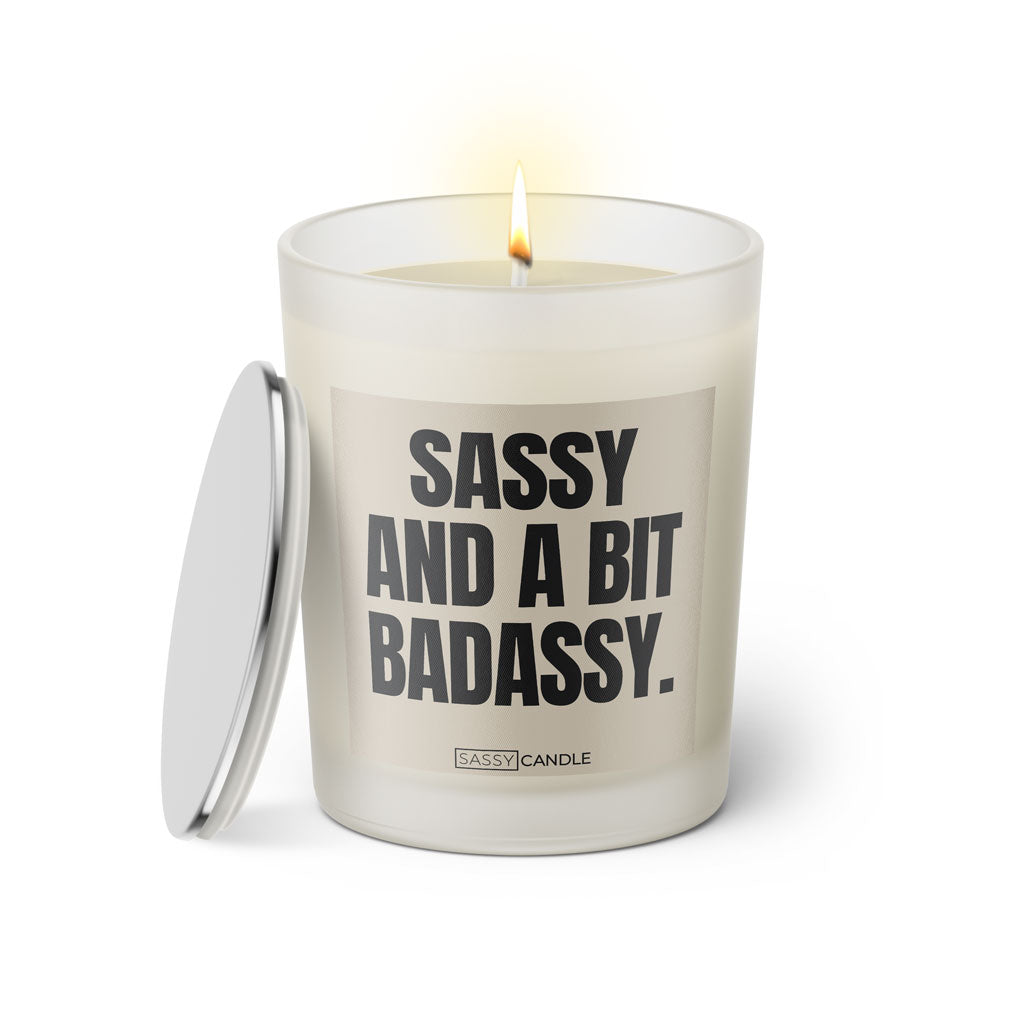 Duftkerze mit witzigen Spruch: Sassy and a bit badassy. Farbe beige und schwarz von Sassy Candle.