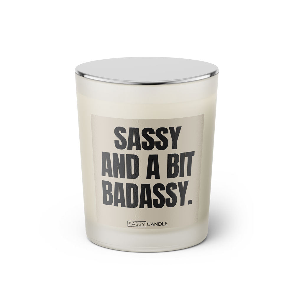 Duftkerze mit witzigen Spruch: Sassy and a bit badassy. Farbe beige und schwarz von Sassy Candle.