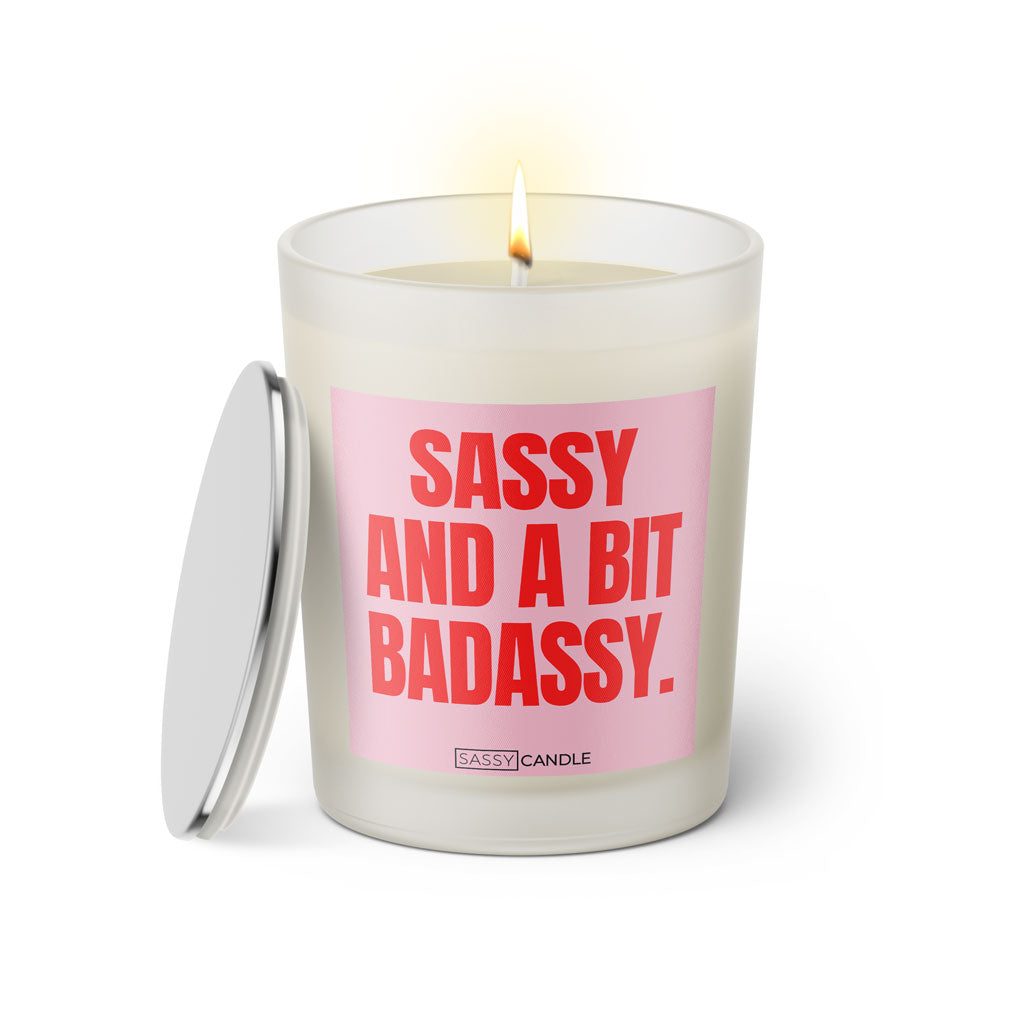 Duftkerze mit witzigen Spruch: Sassy and a bit badassy. Farbe rosa und pink von Sassy Candle.