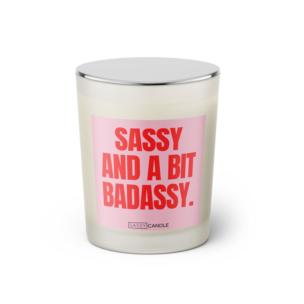 Duftkerze mit witzigen Spruch: Sassy and a bit badassy. Farbe rosa und pink von Sassy Candle.