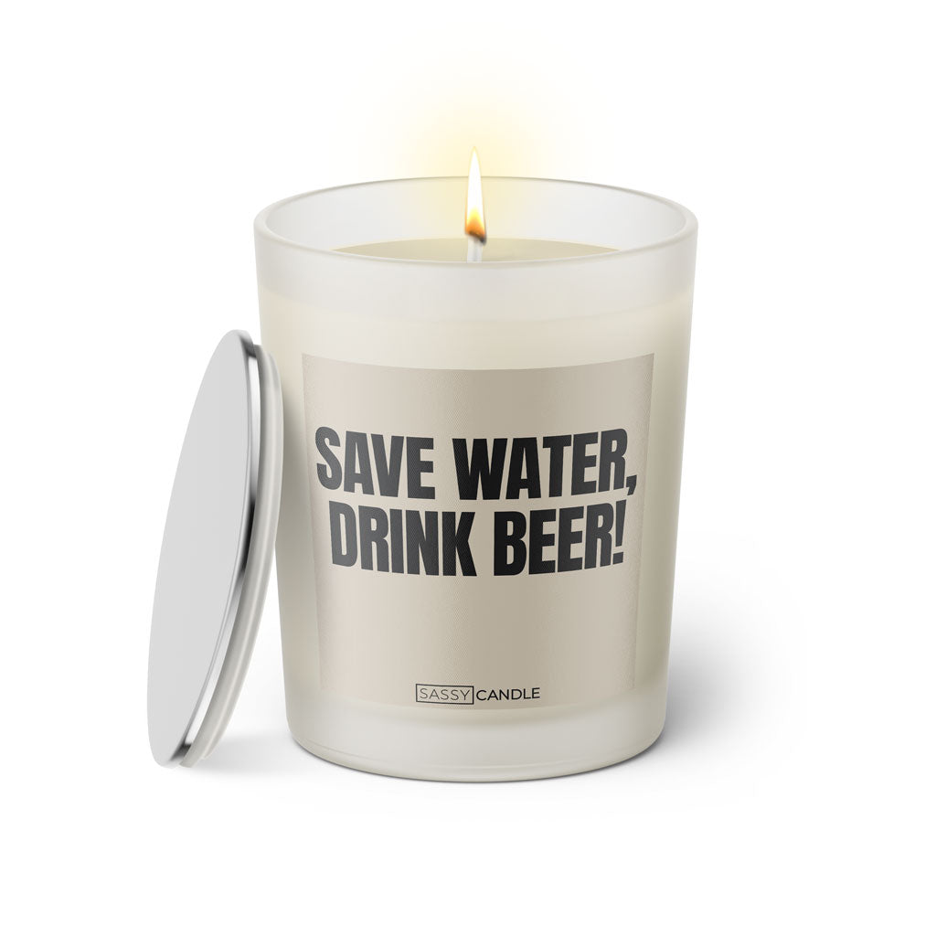 Duftkerze mit witzigem Spruch: Save water, drink beer! Farbe beige und schwarze Schrift. Kerzenglas mit silbernem Deckel von SassyCandle.
