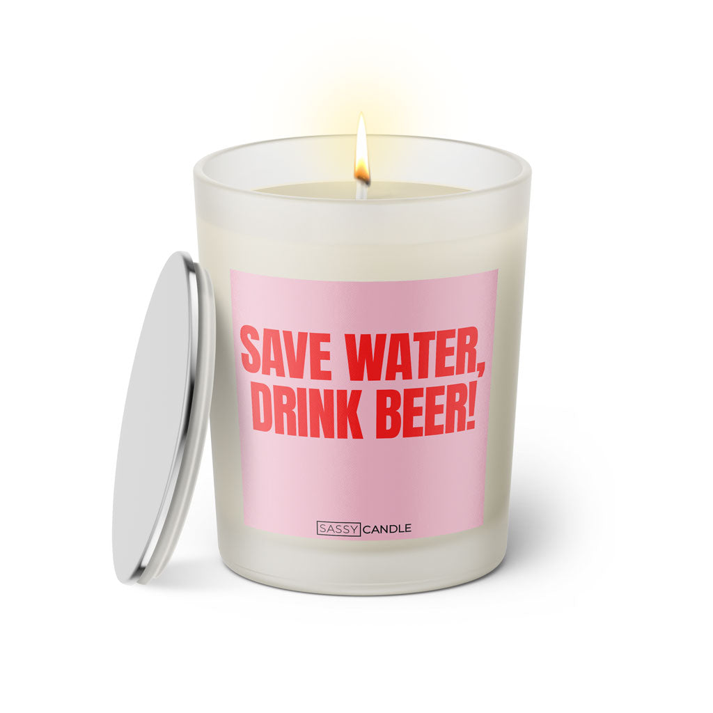 Duftkerze mit witzigem Spruch: Save water, drink beer! Farbe rosa und pinke Schrift. Kerzenglas mit silbernem Deckel von SassyCandle.
