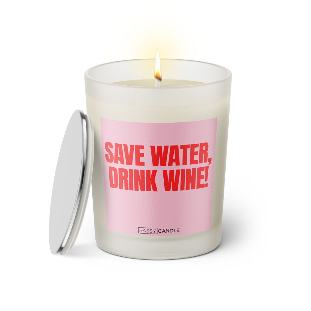 Duftkerze mit witzigem Spruch: Save water, drink wine! Farbe rosa und pinke Schrift. Kerzenglas mit silbernem Deckel von SassyCandle.