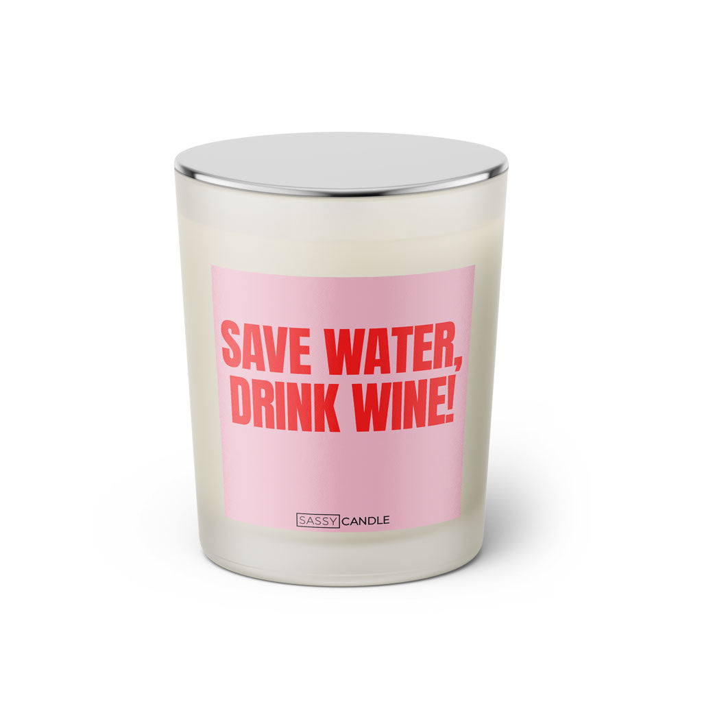 Duftkerze mit witzigem Spruch: Save water, drink wine! Farbe rosa und pinke Schrift. Kerzenglas mit silbernem geschlossenem Deckel von SassyCandle.