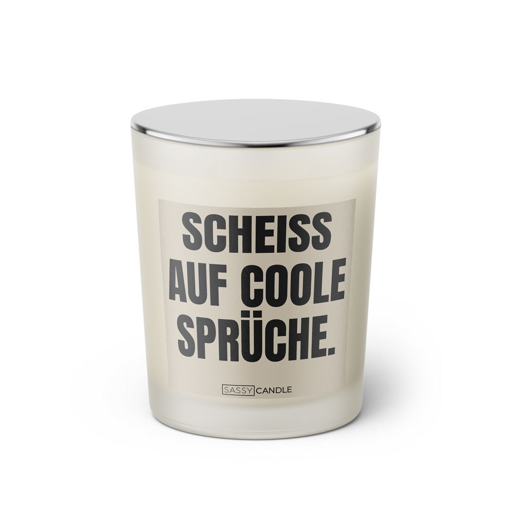 Duftkerze mit witzigem Spruch: Scheiss auf coole Sprüche. Farbe beige und schwarze Schrift. Kerzenglas mit silbernem geschlossenem Deckel von SassyCandle.