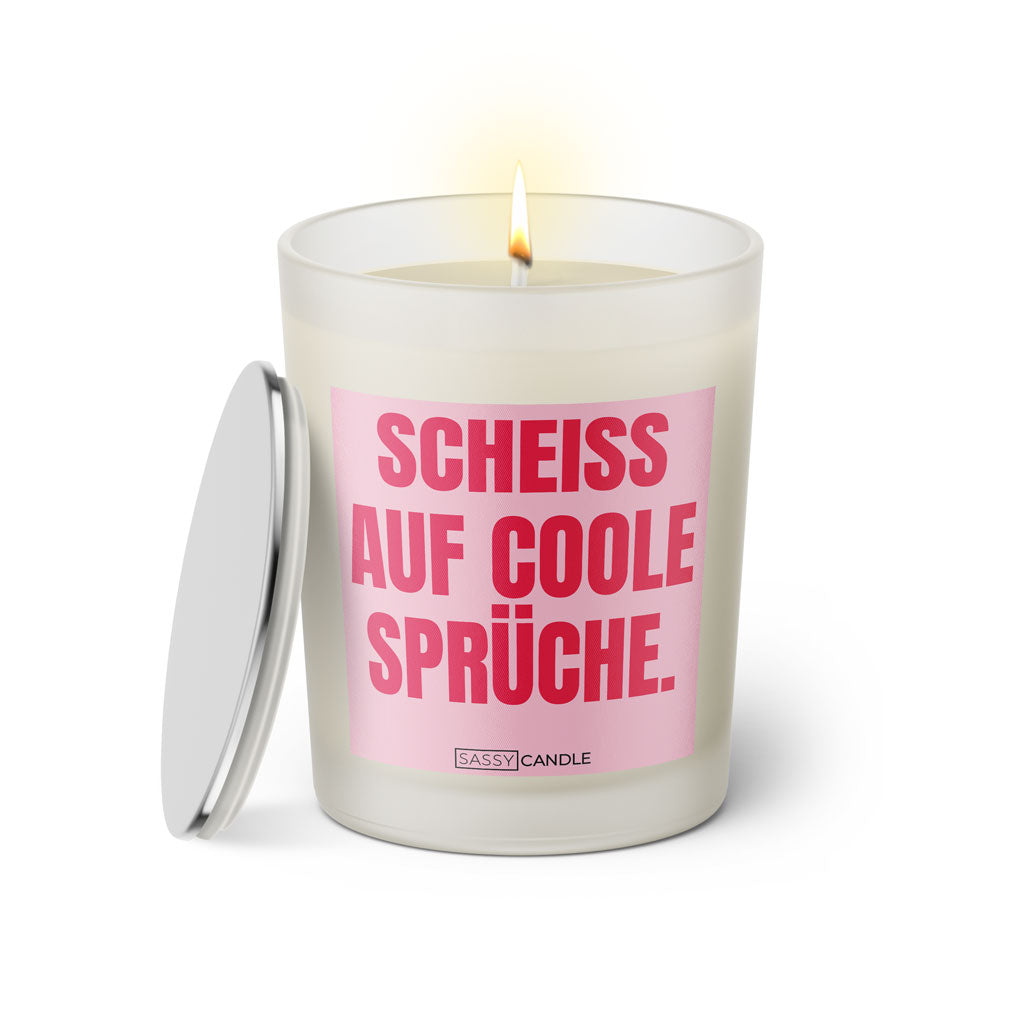 Duftkerze mit witzigem Spruch: Scheiss auf coole Sprüche. Farbe rosa und pinke Schrift. Kerzenglas mit silbernem Deckel von SassyCandle.