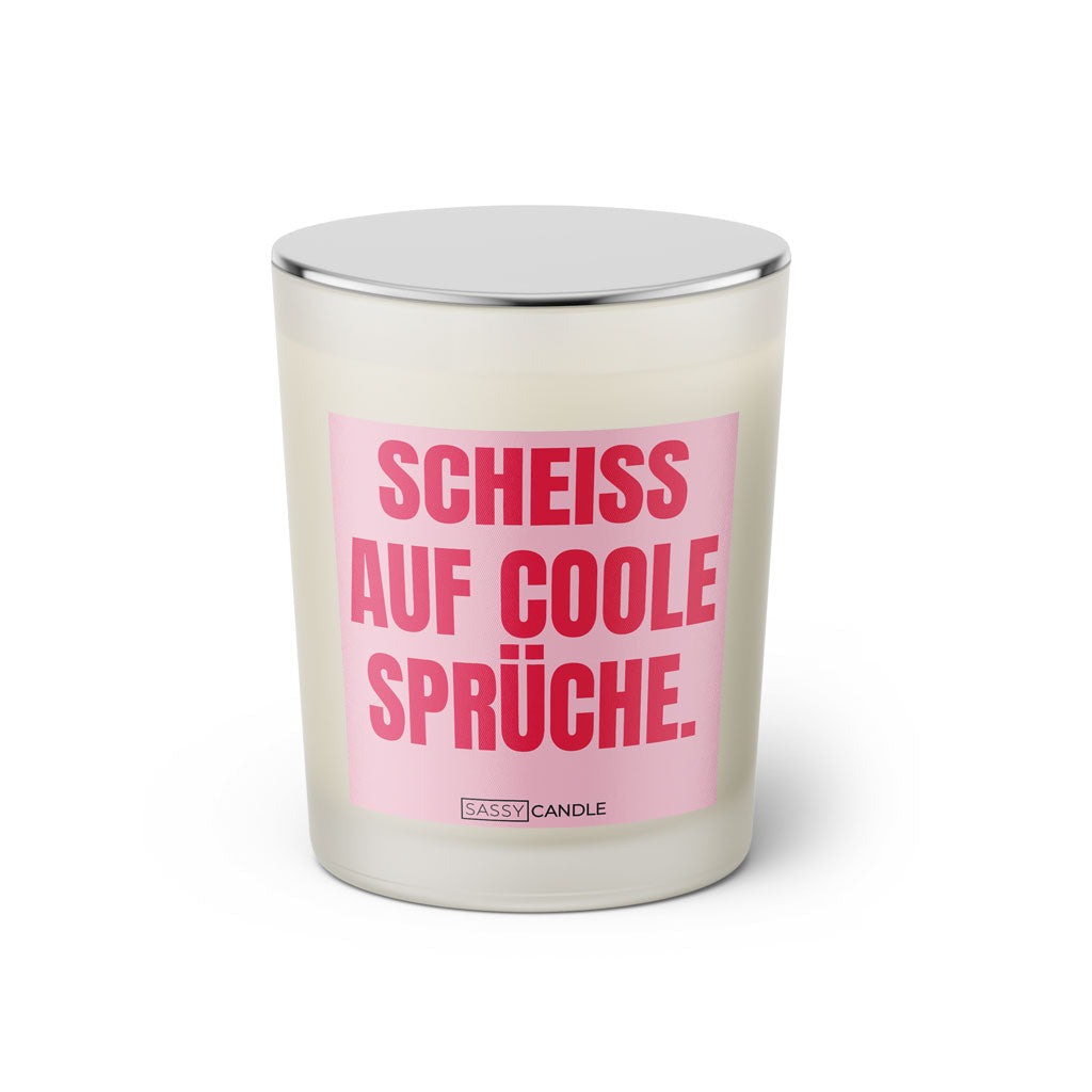 Duftkerze mit witzigem Spruch: Scheiss auf coole Sprüche. Farbe rosa und pinke Schrift. Kerzenglas mit silbernem geschlossenem Deckel von SassyCandle.