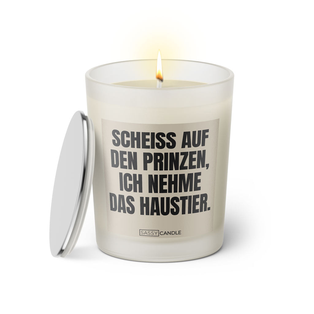 Duftkerze mit witzigen Spruch: Scheiss auf den Prinzen, ich nehme das Haustier. Farbe beige und schwarz von Sassy Candle.