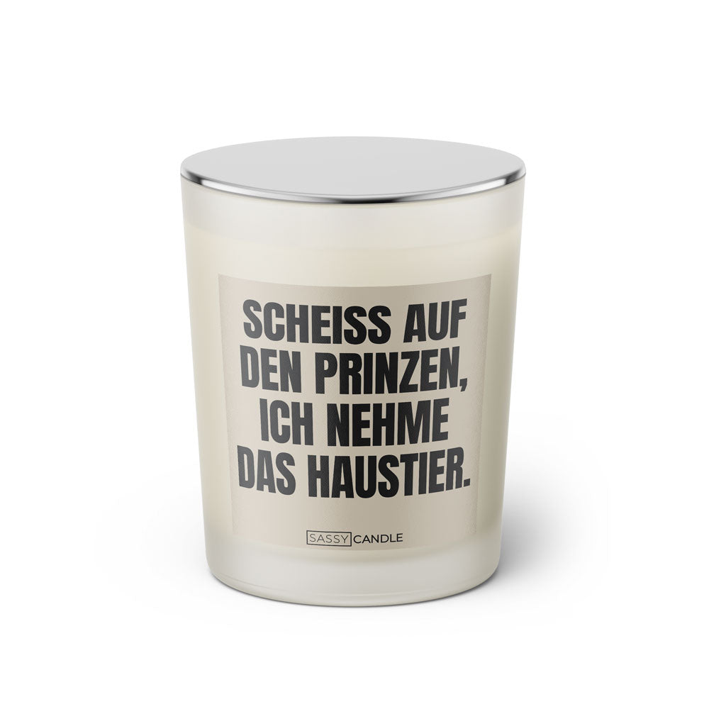Duftkerze mit witzigen Spruch: Scheiss auf den Prinzen, ich nehme das Haustier. Farbe beige und schwarz von Sassy Candle.