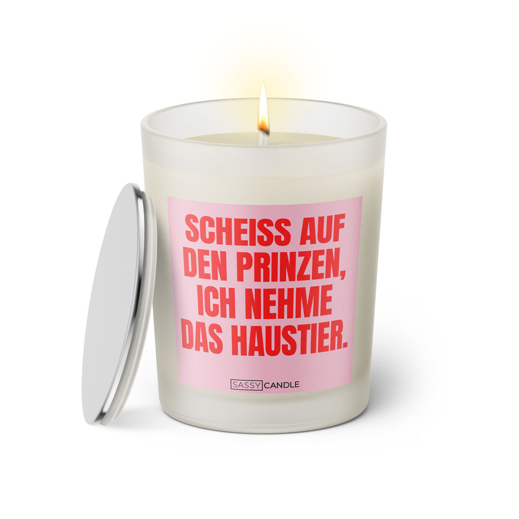 Duftkerze mit witzigen Spruch: Scheiss auf den Prinzen, ich nehme das Haustier. Farbe rosa und pink von Sassy Candle.