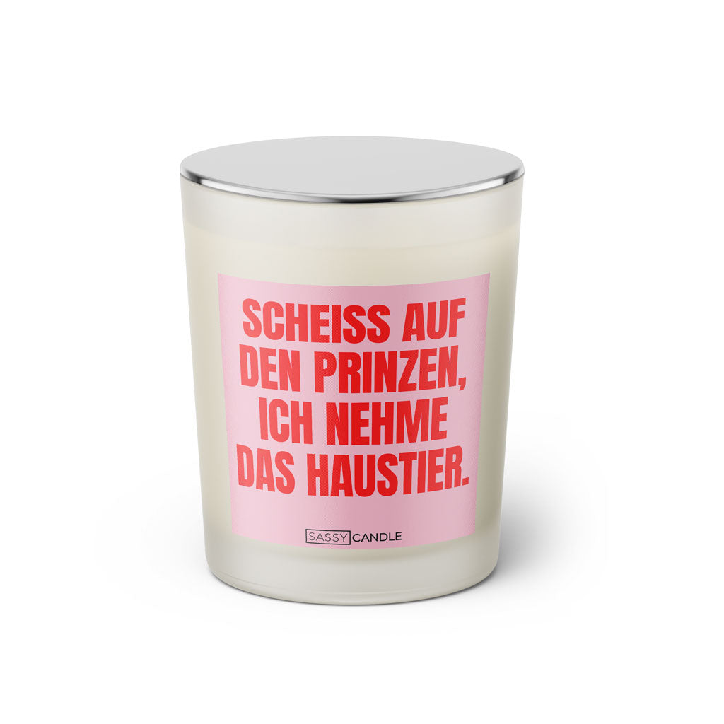 Duftkerze mit witzigen Spruch: Scheiss auf den Prinzen, ich nehme das Haustier. Farbe rosa und pink von Sassy Candle.