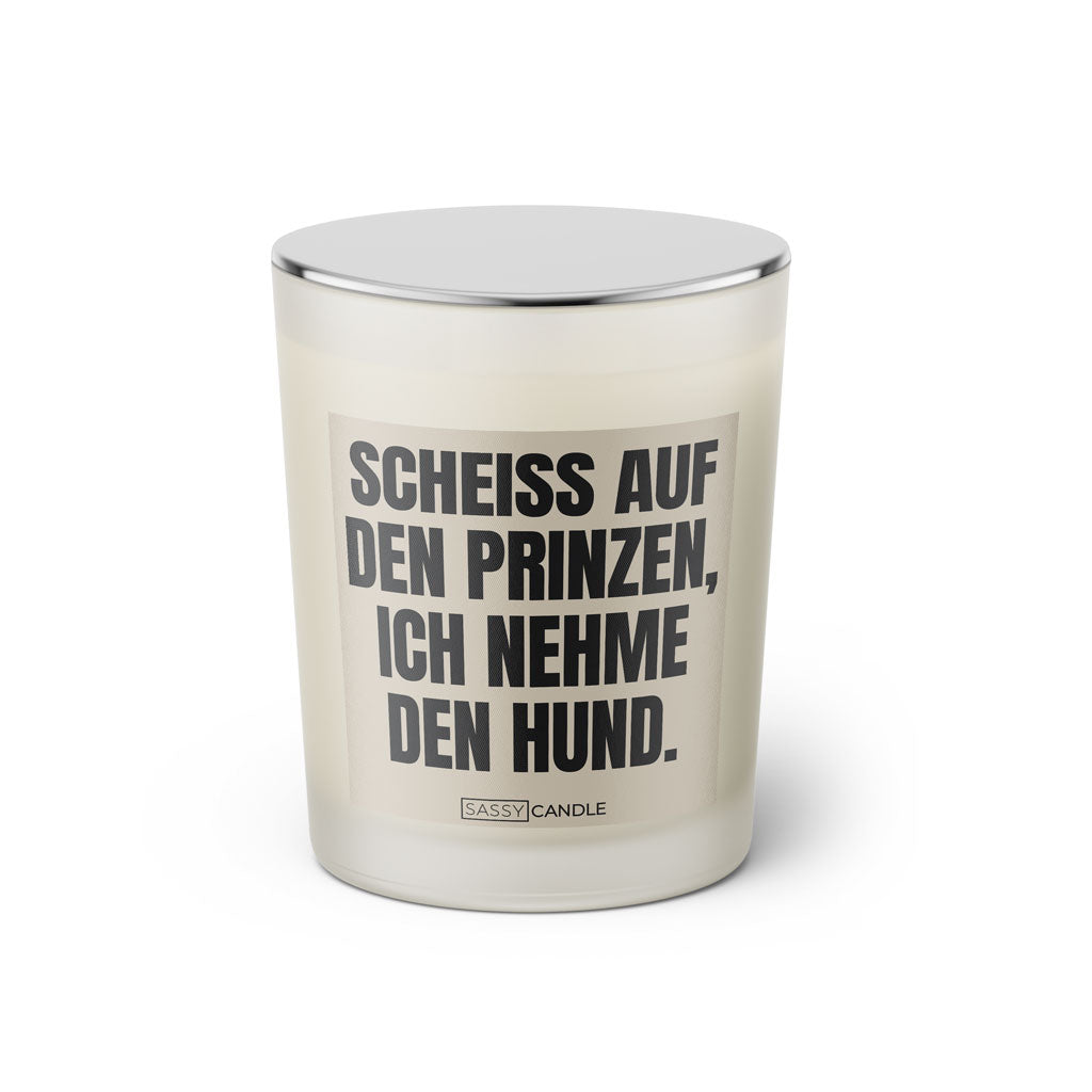 Duftkerze mit witzigen Spruch: Scheiss auf den Prinzen, ich nehme den Hund. Farbe beige und schwarz von Sassy Candle.
