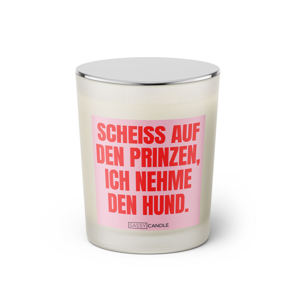 Duftkerze mit witzigen Spruch: Scheiss auf den Prinzen, ich nehme den Hund. Farbe rosa und pink von Sassy Candle.